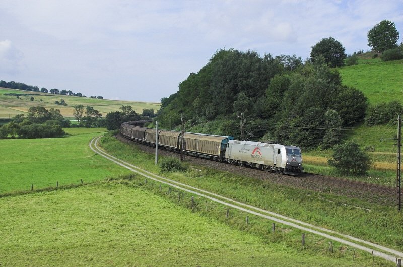 Eine TXL 185er am 21.7.2007 mit einem Gterzug auf der KBS 610 bei Hermannspiegel. 