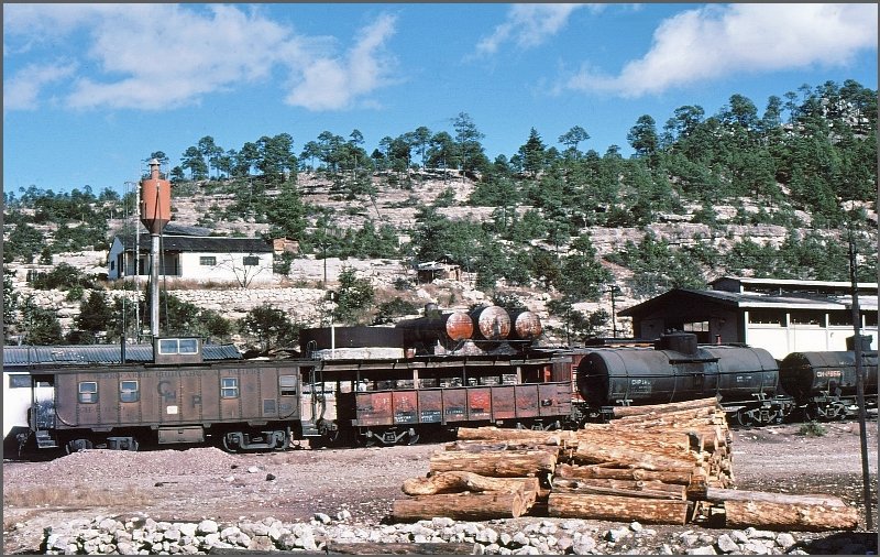 Eine typische Bahnhofsszenerie im Hochland der Tarahumara Indianer in der Nhe von Creel. Gterzge wurden noch von Caboose begleitet. (Archiv 02/1977)