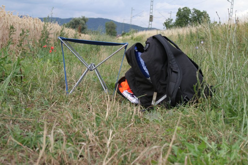Eine Typische Fotoausrstung. Ein Hocker ein Block und Stift, natrlich noch was zum Trinken. Und der Bahnrucksack. 