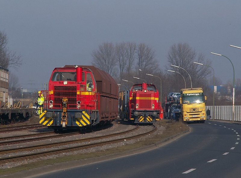 Eine typische Logistikszene aus dem Neusser Hafen. Zwei Lokomotiven der Neusser Eisenbahn rangieren, whrend sich auf der Strasse ein Autotransporter und ein Stckgut LKW begegnen. Das Foto stammt vom 18.02.2008 