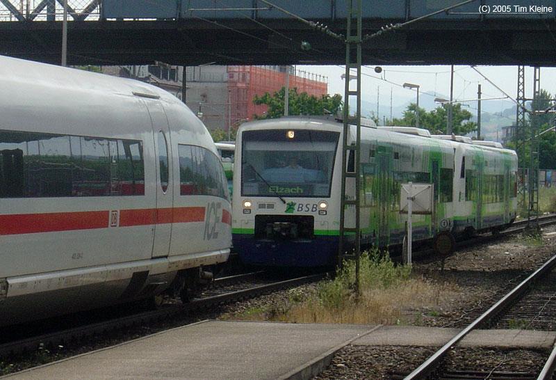 Eine typische Szene in Freiburg(Breisgau) noch whrend ein ICE am Bahnsteig steht rollt ein Zug der BSB auf das gleiche Gleis ein... Aufgenommen am 29.07.2005.
