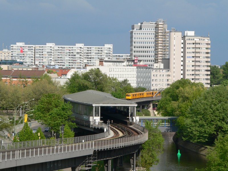 Eine U-Bahn bei der Einfahrt in den Bahnhof Mckernbrcke.