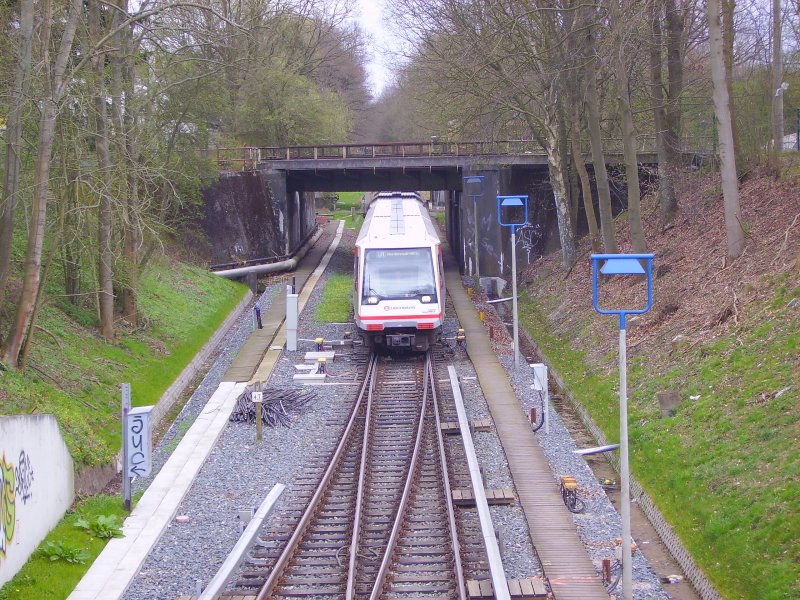 Eine U-Bahn erreicht Ahrensburg. 6.4.07