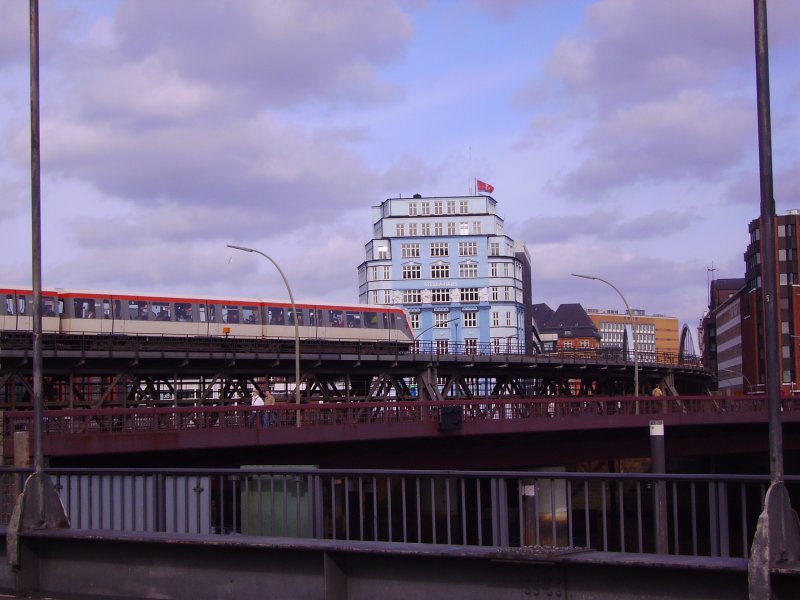 Eine U-Bahn hat die Station Baumwall verlassen und fhrt nun Richtung Hamburg Hbf ber Rdingsmarkt, Rathaus, Mnckebergstrae und Hauptbahnhof weiter zum Berliner Tor. 
10.03.07