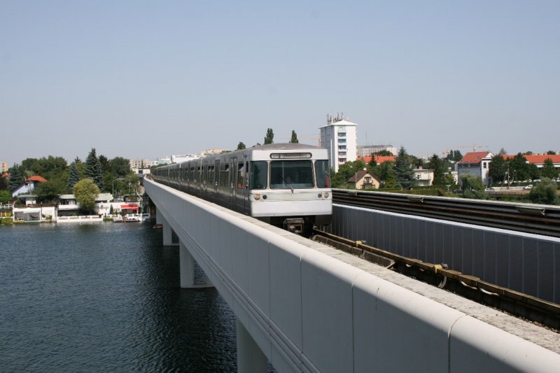 Eine U-Bahn der U1 fhrt ber die Donau auf die Station Alte Donau zu.
