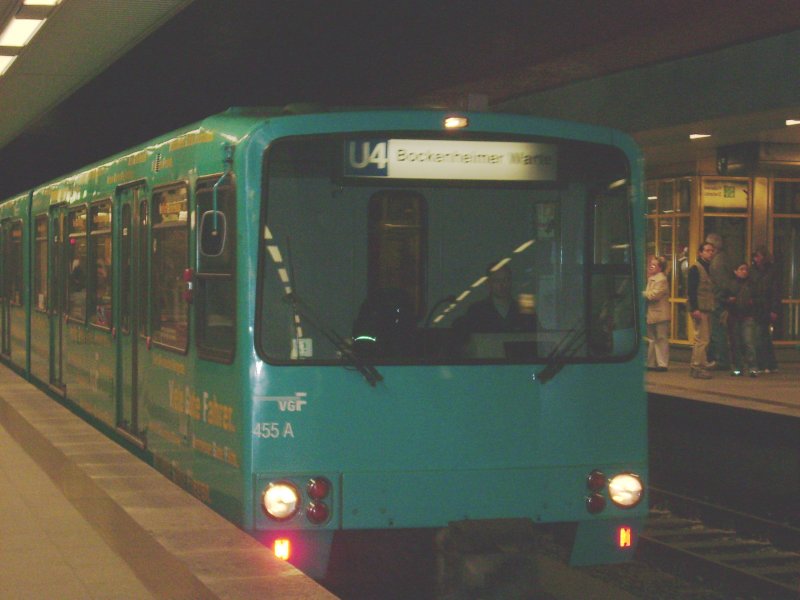 Eine U-Bahn U4 zur Bockenheimer Warte der VGF in der Station Ffm Konstablerwache. Typ: U3