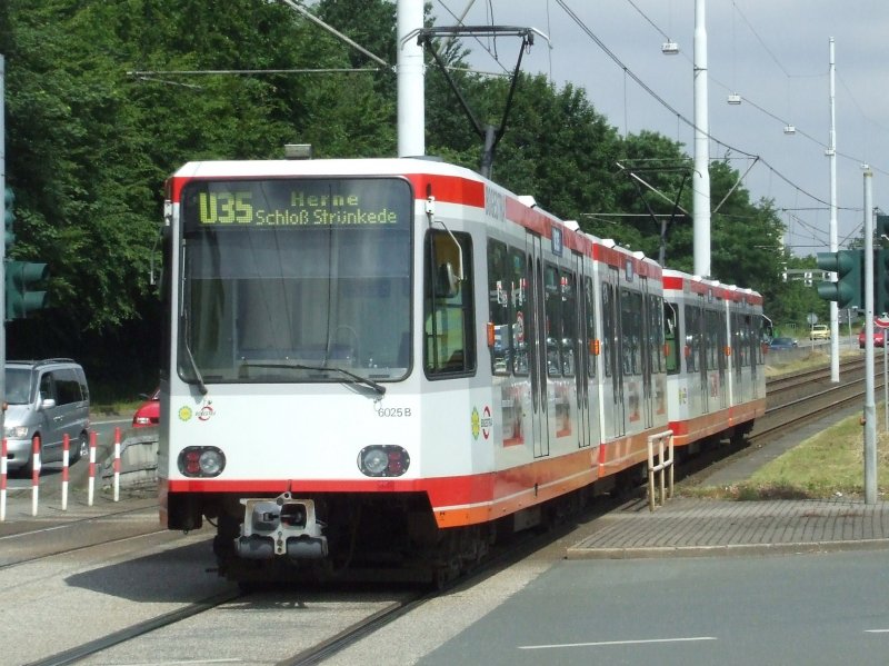 Eine U35 verlsst die Haltestelle Brenscheder Strasse in Bochum in Richtung BO-Hbf und Herne. (20.06.2008)