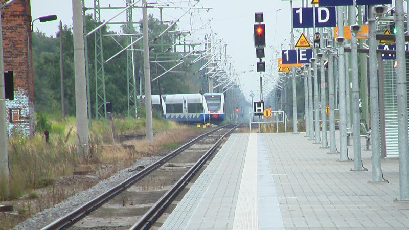 Eine UBB Bahn kommt  um die Ecke . Die Strecke von Wolgast fdelt kurz vor Zssow in die Hauptstrecke Pasewalk – Stralsund.