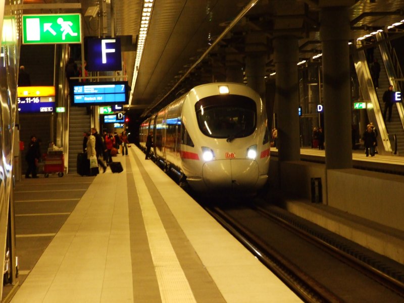 Eine unbek. ICE-T-EInheit verlsst gleich als ICE 1000 den Berliner Hbf. (tief), um Rtg. Rostock durch die Nacht zu dsen.
Berlin, am 12.3.08