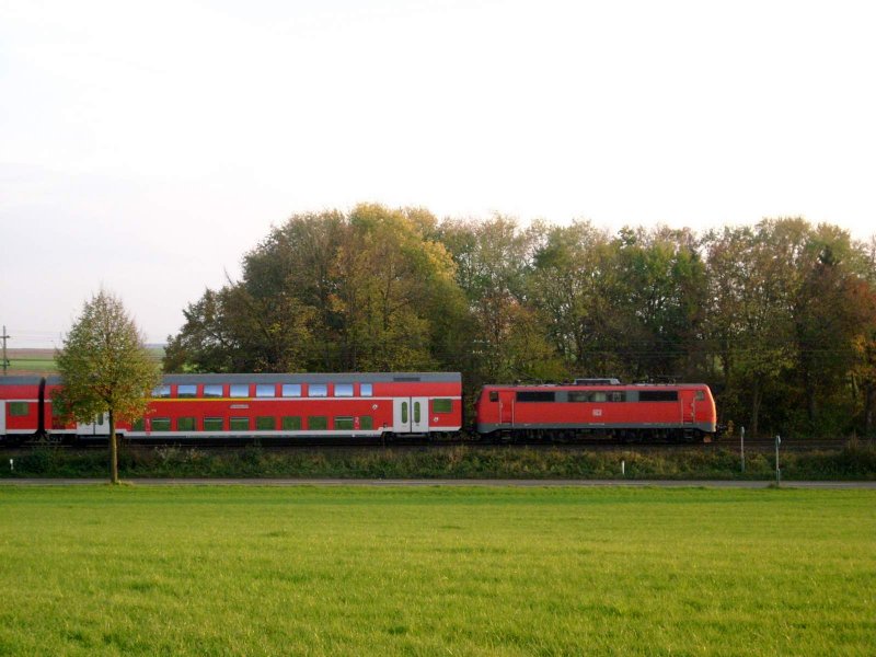 Eine unbekannt gebliebende 111 mit RE4  Wupper-Express  nach Aachen, kurz hinter der Abzweigung nach Heinsberg in Lindern.
