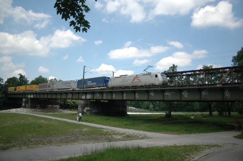 Eine unbekannt gebliebene 185 am 10.06.08 auf der Braunauer Brcke in Mnchen