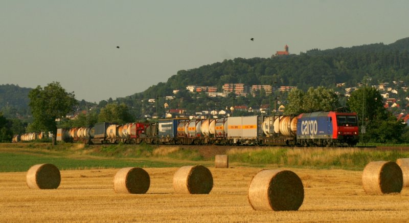 Eine unbekannt gebliebene 482 vor dem Grosachsener Einfahrsignal.