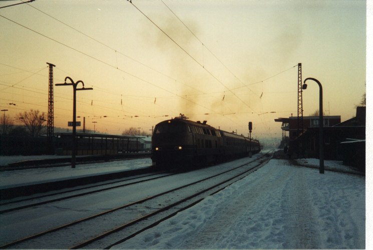 Eine unbekannt gebliebene Baureihe 218 im Dezember 1996 beim beschleunigen aus dem Bahnhof Bretten mit dem nachmittglichen Eilzug nach Heilbronn. Am Zugschluss wurde damals planmig eine Lok der Baureihe 212 nach Heilbronn  mitgenommen . 
Heute ist hier der beindruckende Sound der Baureihe 218- welche beim beschleunigen oft im ganzen Ort zu hren waren- leider fr immer verhallt, und moderne S-Bahnen bestimmen den Bahnalltag.