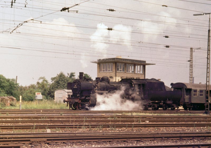 Eine unbekannte 038 (P8)verlsst ca. 1970 mit einem Umbauwagen-Zug den Hbf. Heilbronn in stlicher Richtung, entweder Richtung KA oder S?. Das Bild ist ein gescanntes Dia, nicht beonders scharf aber gut, denke ich.