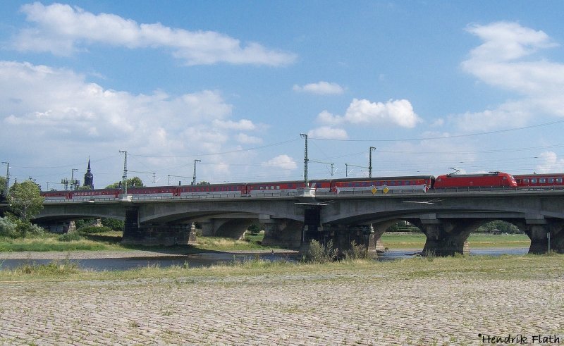 Eine unbekannte 101 mit dem EC aus Hamburg befhrt am 05.08.2008 die Marienbrcke in Dresden. 