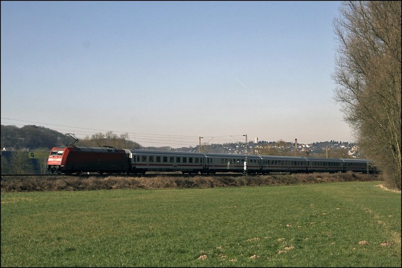 Eine unbekannte 101 schiebt den IC 2141, Kln Hbf - Leipzig Hbf, durch die Ruhrwiesen. (20.03.2009)