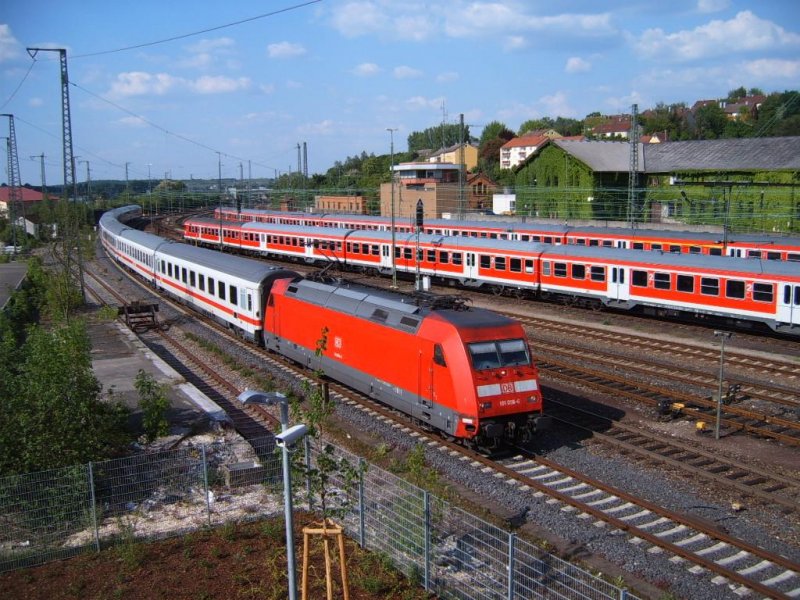 Eine unbekannte 101er fhrt mit dem IC 2064 von Nrnberg HBF nach Karlsruhe HBF in den Aalener Bahnhof ein. Hier aus der Parkhausempore am 06.05.07 fotografiert.
