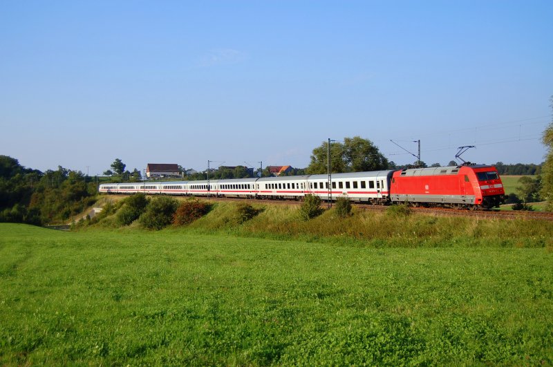 Eine unbekannte 101er schiebt am 14.08.07 den IC 2163 von Karlsruhe HBF nach Nrnberg HBF, hier in Hhe Aalen-Oberalfingen fotografiert.