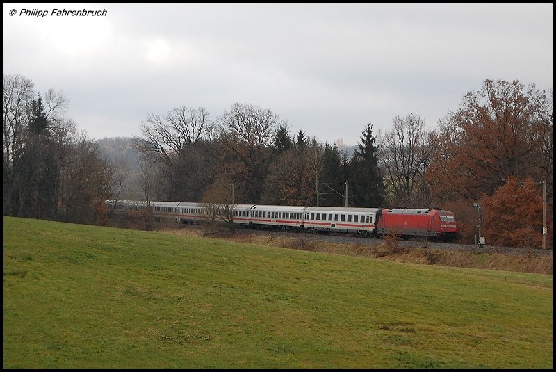Eine unbekannte 101er schiebt am 24.11.07 IC 2067 von Karlsruhe Hbf nach Nrnberg Hbf, aufgenommen bei Schwabsberg.