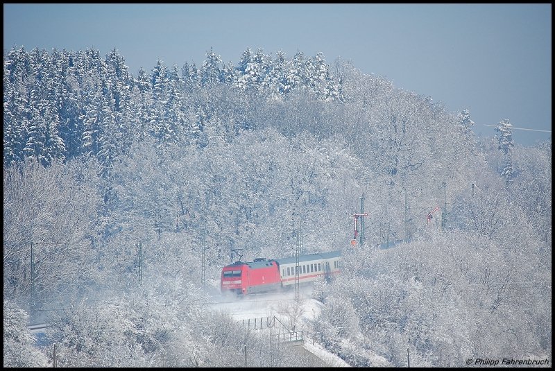 Eine unbekannte 101er schiebt am winterlich verschneiten Morgen des 24.03.08 IC 2063 von Karlsruhe Hbf nach Nrnberg Hbf aufgenommen bei Aalen-Oberalfingen.