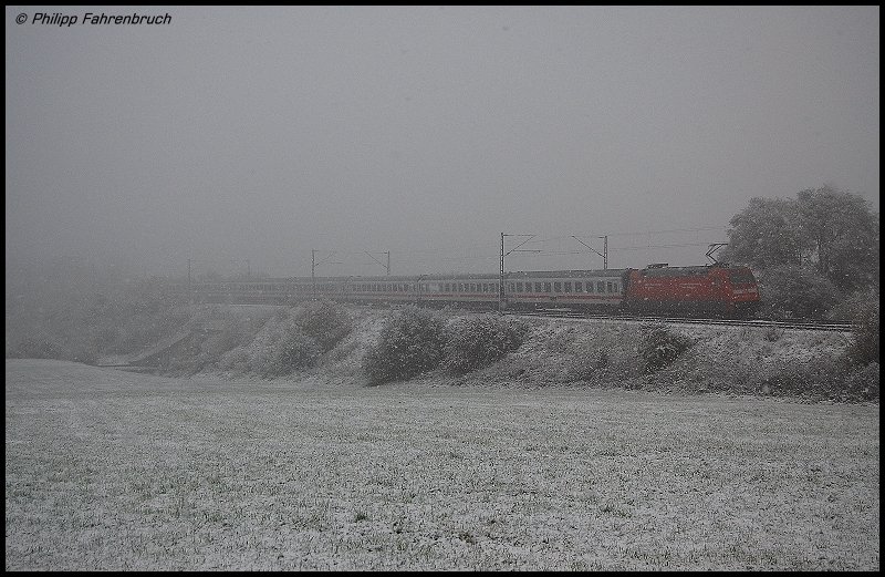 Eine unbekannte 101er schob am leicht verschneiten Morgen des 21.10.07 den IC 2063 von Karlsruhe HBF nach Nrnberg HBF, hier bei Aalen-Oberalfingen aufgenommen.