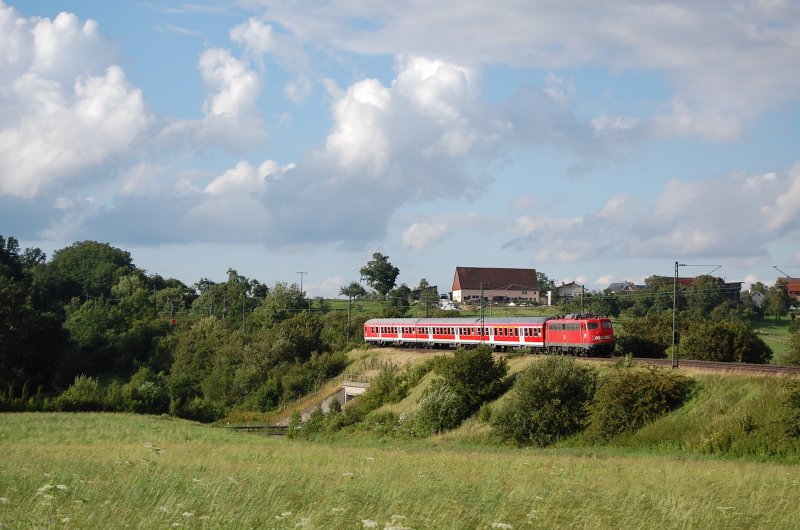 Eine unbekannte 110er bringt am 24.07.07 eine RegionalBahn nach Donauwrth, hier in Hhe Aalen-Oberalfingen aufgenommen.