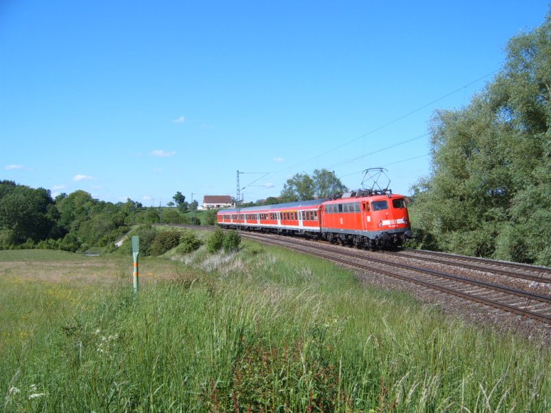 Eine unbekannte 110er mit der RB 37163 von Aalen nach Donauwrth, hier aufgenommen bei Goldshfe. Foto: 18.05.07.