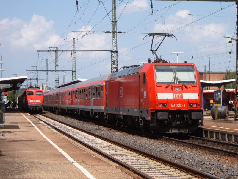 Eine unbekannte 110er nach Donauwrth auf Gleis 1 und 146 222-5 nach Stuttgart HBF auf Gleis 2 des Aalener Bahnhofs. Foto: 25.05.07.