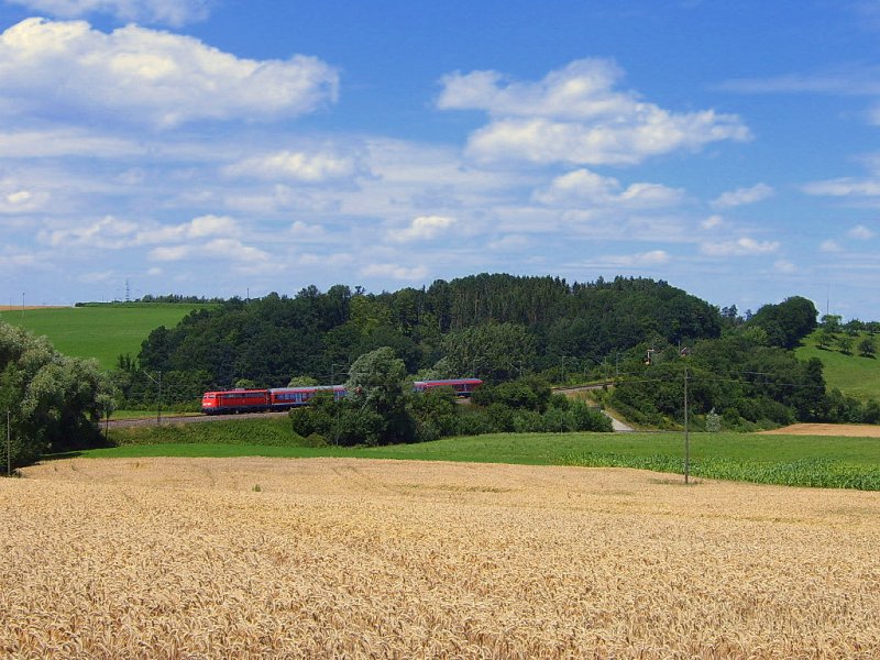 Eine unbekannte 110er schiebt am 07.07.07 eine RegionalBahn von Aalen nach Donauwrth, hier vor dem Goldshfer Bahnhof aufgenommen.
