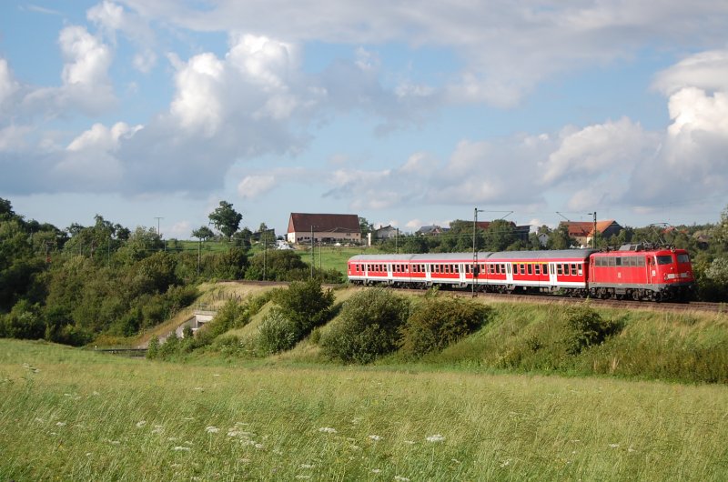 Eine unbekannte 110er schiebt am 24.07.07 die RegionalBahn von Aalen nach Donauwrth, hier in Hhe Aalen-Oberalfingen aufgenommen.