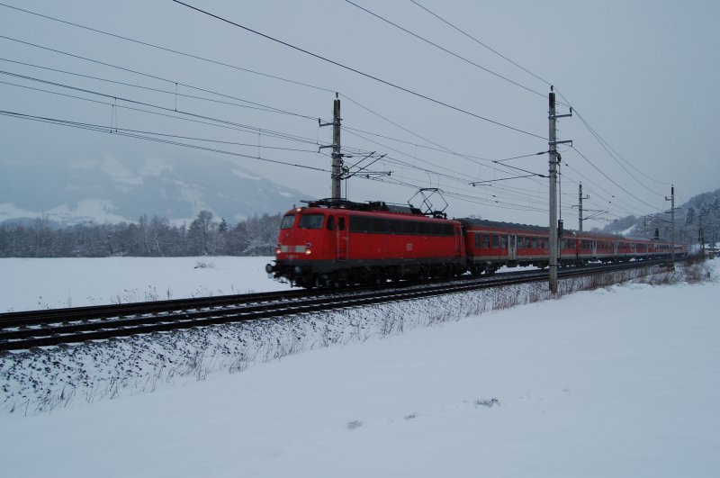Eine unbekannte 110er strebt mit REX 5160 gebildet aus n-Wagen Kufstein entgegen. Terfens, 13.2.2009