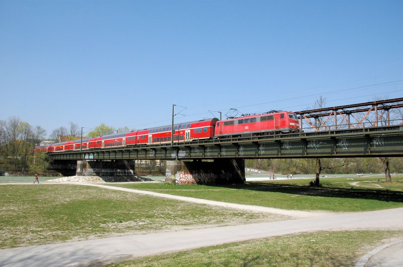 Eine unbekannte 111 am 13.04.09 mit dem RE nach Salzburg an der Isarbr�cke