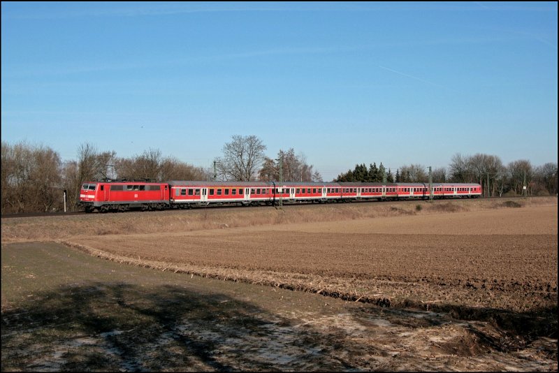 Eine unbekannte 111 schiebt am sonnigen 16.02.2008 den RE13 (RE 9015)  Maas-Wupper-Express  bei Holzwickede Richtung Unna.