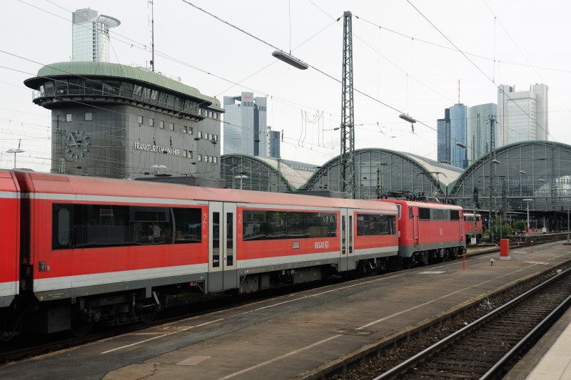 Eine unbekannte 111 zieht einen aus  Puma -Wagen gebildete Regionalbahn, aus Nrnberg kommend, in den Frankfurter Hbf. (April 09).