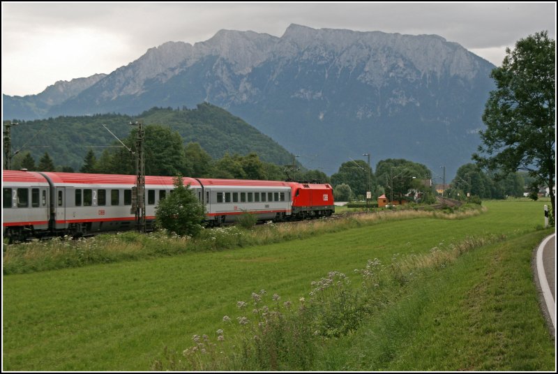 Eine unbekannte 1116 bringt bei Niederaudorf den OEC 662  WORLDVISON - KINDERPATENSCHAFTEN , von Wien Westbahnhof ber Salzburg und Innsbruck nach Feldkirch.