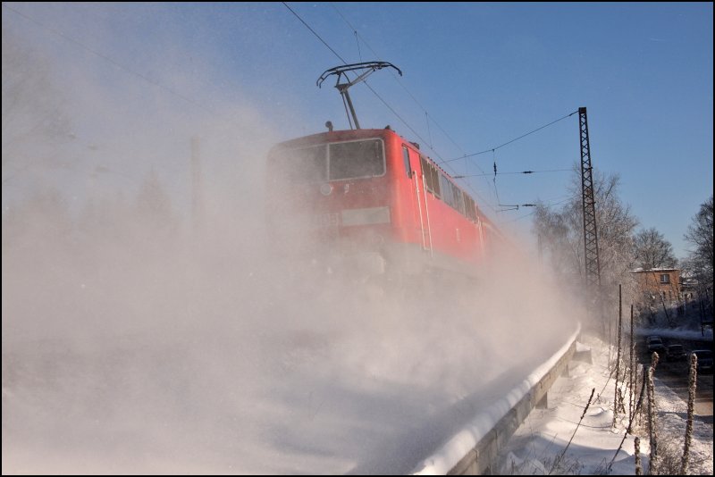 Eine unbekannte 111er schiebt bei Westhofen den RE13 (RE 9015)  Maas-Wupper-Express , Venlo - Hamm(Westf)Hbf, in Richtung Unna. (06.01.2009)
