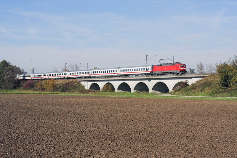 Eine unbekannte 120er zieht den IC  Rottaler Land  ber das Viadukt bei Snching.