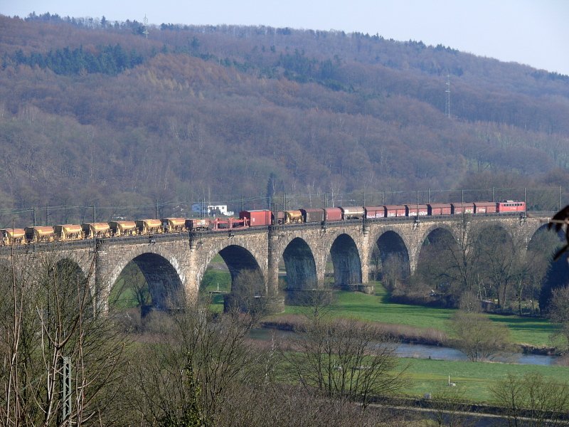 Eine unbekannte 140 zieht einen gem. GZ ber den Ruhrviadukt. Witten, 31.03.2009.