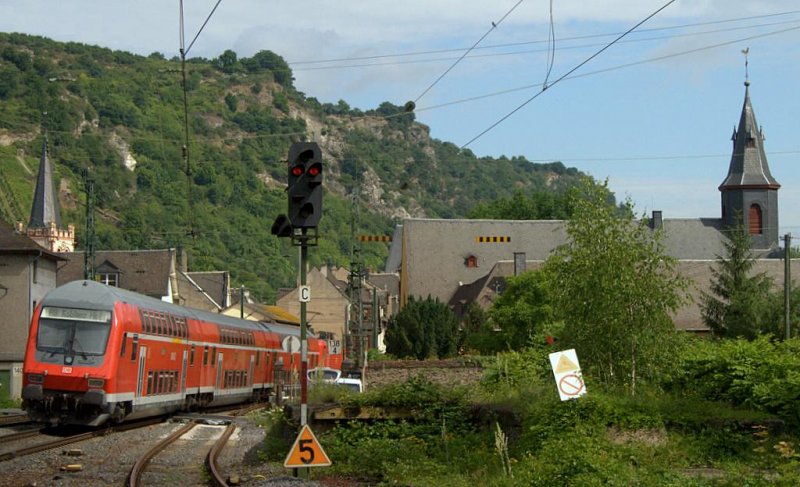 Eine unbekannte 143 zieht ihren Doppelstockzug aus dem Bacharacher Bahnhof Richtung Koblenz. 22. Juli 08