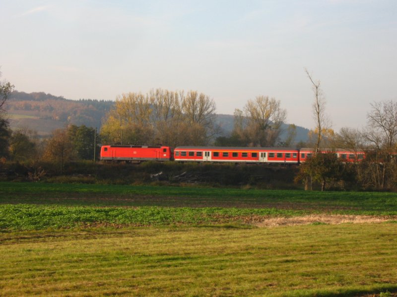 Eine unbekannte 143er mit dem RE 4963 in der Nhe des Bahnhof Gerlachsheim (KBS780) 31.10.07