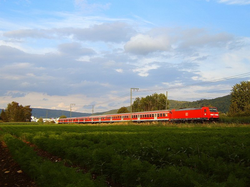 Eine unbekannte 146er schiebt am 12.07.07 einen RE von Stuttgart HBF nach Aalen, hier in Hhe Aalen-Essingen aufgenommen.