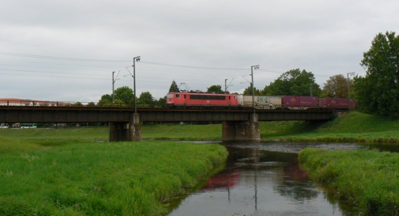 Eine unbekannte 155 zieht am 19.8.2008 einen Containerzug ber die Rasttter Murbrcke und wird in wenigen Stunden die Schweizer Grenze bei Basel erreichen.