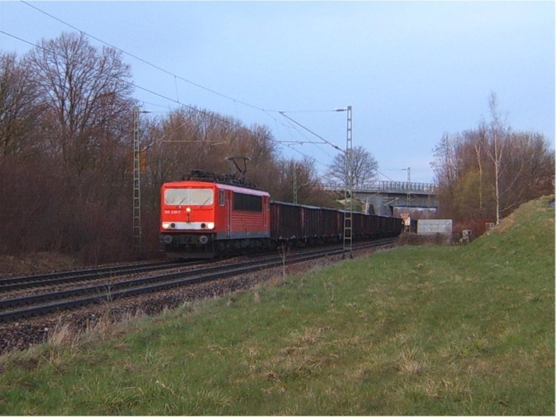 Eine unbekannte 155er zieht den CS 60706 von Harburg (Schwaben) nach Heilbronn, hier in Hofen(b Aalen) im Mrz 2007. Am Zugende schob eine unbekannte 140er mit.