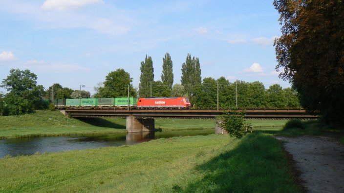 Eine unbekannte 185 zieht einen Hangartner-KLV Richtung Basel. Gerade befindet sie sich auf der Rasttter Murgbrcke. Das geliebte Fotomotiv wird es so nimmer lang geben aufgrund einer Brckenerneuerung.