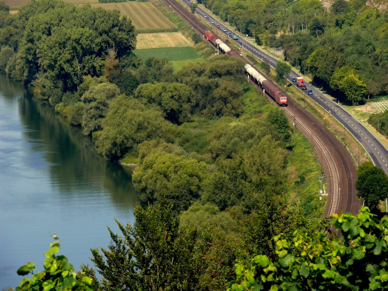 Eine unbekannte 185 zieht ihren gemischten Gterzug durchs Maintal richtung Wrzburg bei Karlstadt, 19.08.2009