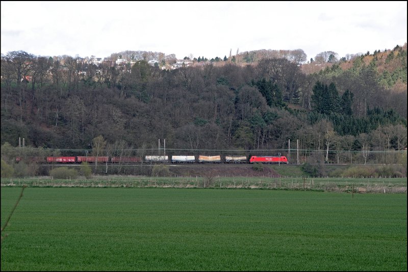 Eine unbekannte 185er bespannt zwischen Westhofen und Hagen einen Frachtzug Richtung Schwerte(Ruhr). (12.04.2008)
