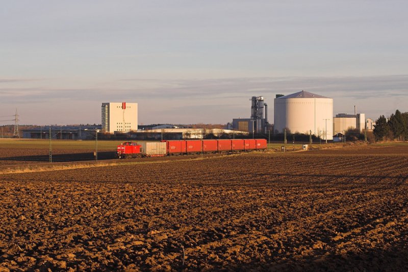 Eine unbekannte 203 zieht ihre bergabe von Straubing nach Regensburg am Snchinger Sdstrke-Werk im Tagesausklang vorbei.