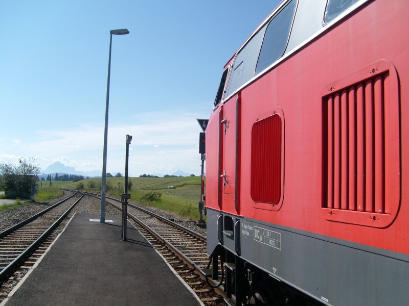 Eine unbekannte 218 mit Blick aufs Gebirge in Lengenwang am 26.8.07 - wartend auf Zugkreuzung mit einem nordwrts fahrenden 628er