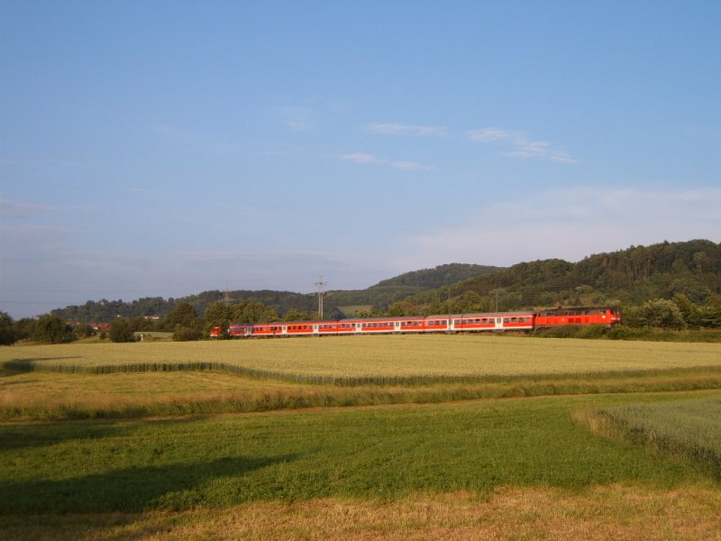 Eine unbekannte 218er schiebt am 12.06.07 den RE 22560 von Ulm HBF nach Crailsheim, hier bei Hofen(b Aalen) aufgenommen.