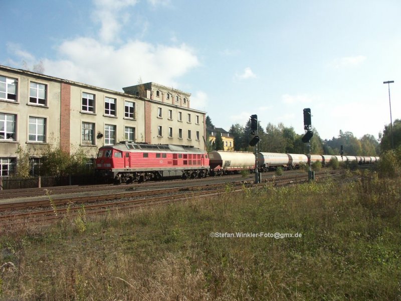 Eine unbekannte 232 zeiht mit einem langen Kesselwagenzug durch Oberkotzau. September 2009.